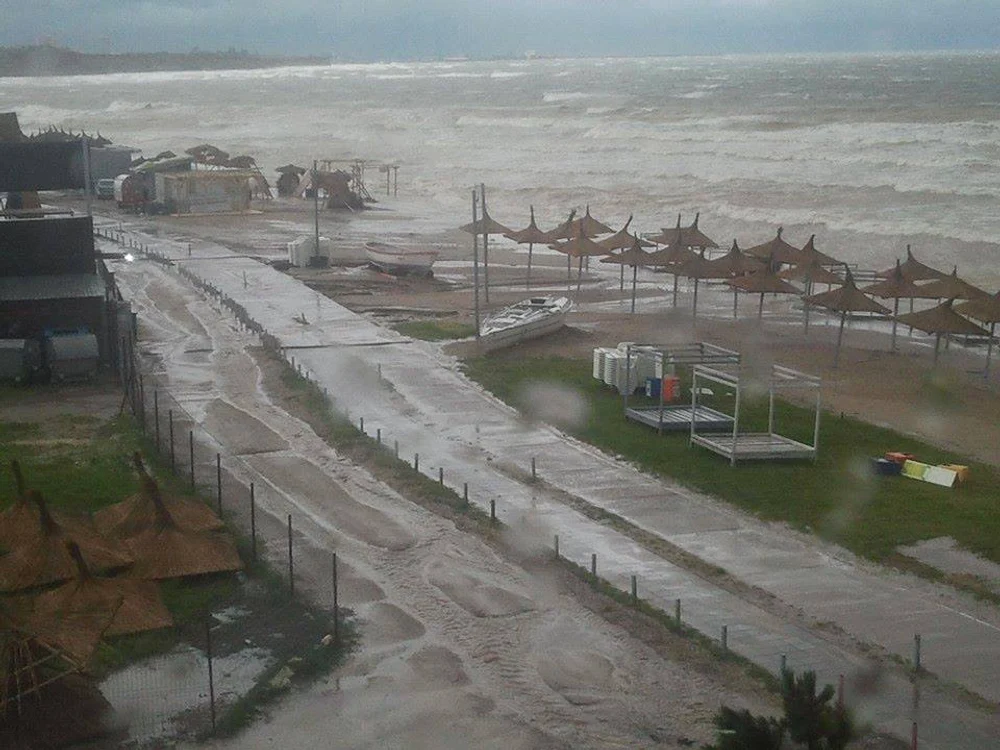 
    Plaja din Vama Veche, după furtuna de vineri, 20 iunie.Foto: Facebook  