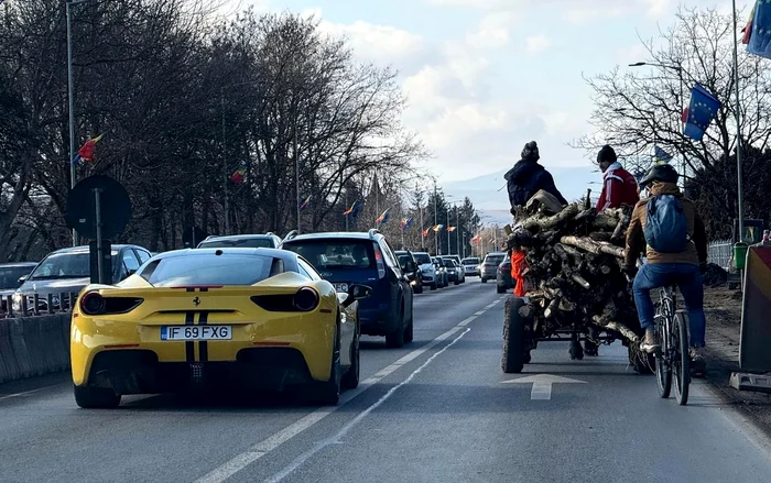 Imaginea virală cu un bolid de lux lângă o căruță, pe șosea / foto: Reddit