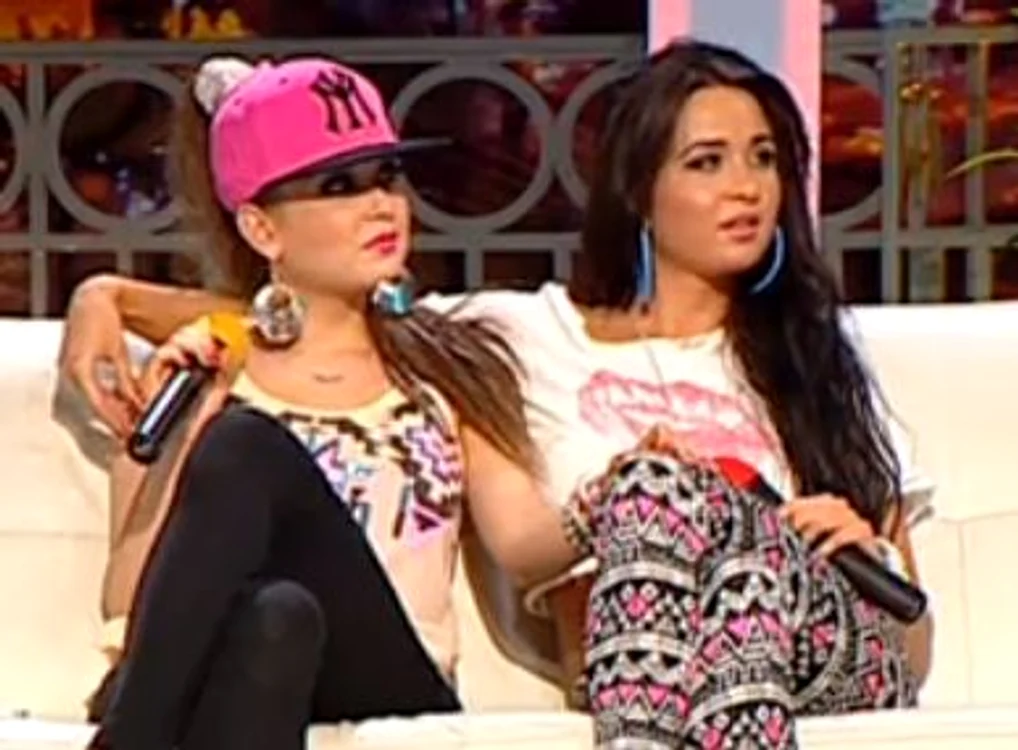 Fetele de la Roller Sis au intrat în atenţia presei după ce au declarat că sunt lesbiene (captură: Kanal D)