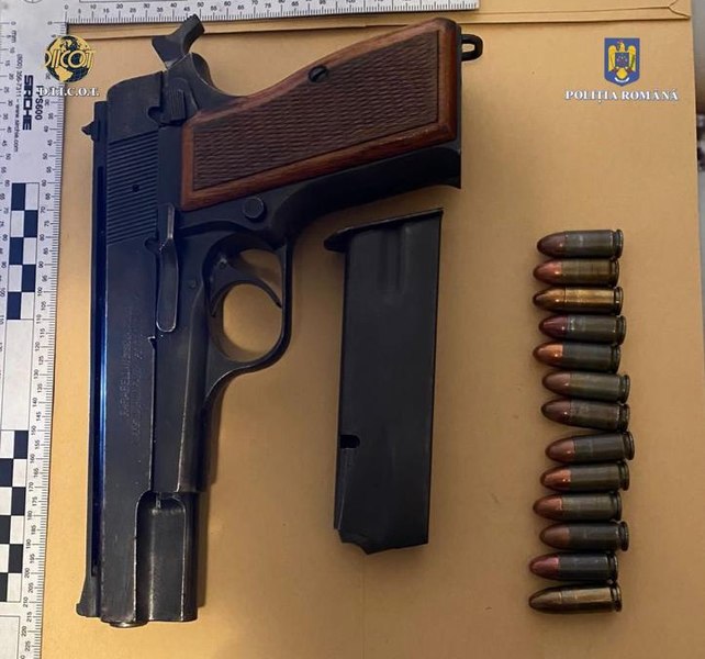 Percheziții la traficanții de droguri din Dâmbovița și Timiș. Oamenii legii au găsit un arsenal VIDEO