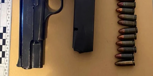 La percheziții, oamenii legii au găsit arme, droguri și bani. FOTO IPJ Dâmbovița
