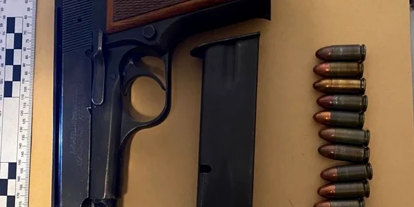 La percheziții, oamenii legii au găsit arme, droguri și bani. FOTO IPJ Dâmbovița