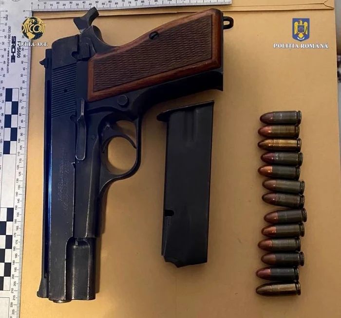 La percheziții, oamenii legii au găsit arme, droguri și bani. FOTO IPJ Dâmbovița