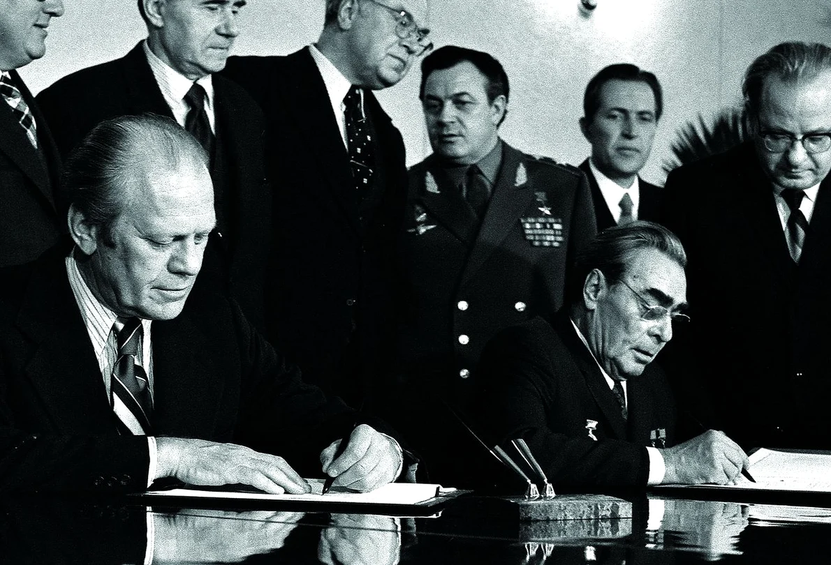 Președintele american Gerald Ford și liderul sovietic Leonid Brejnev (dreapta), la Vladivostok, 24 noiembrie 1974 (© White House Photograph Courtesy Gerald R. Ford Library / Wikimedia Commons)