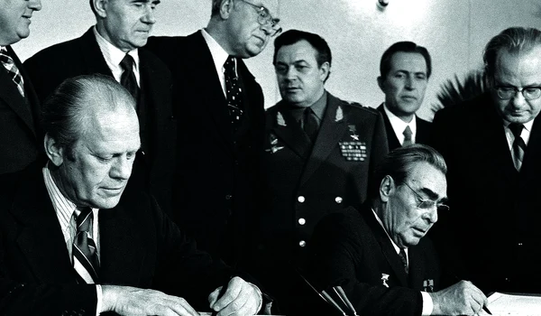 Președintele american Gerald Ford și liderul sovietic Leonid Brejnev (dreapta), la Vladivostok, 24 noiembrie 1974 (© White House Photograph Courtesy Gerald R. Ford Library / Wikimedia Commons)