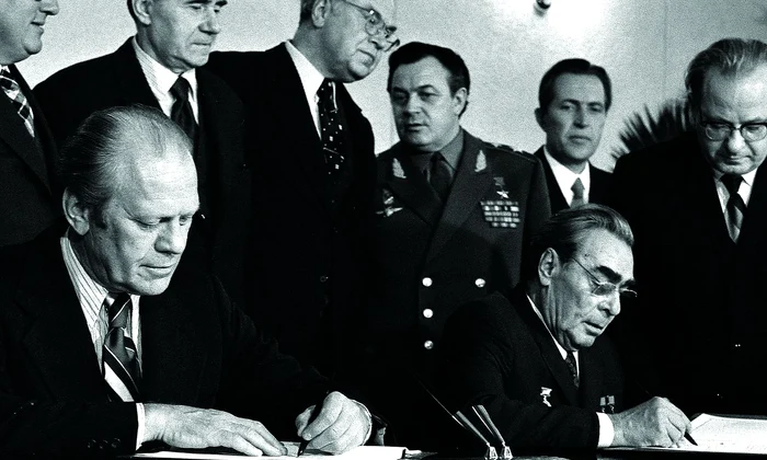 Președintele american Gerald Ford și liderul sovietic Leonid Brejnev (dreapta), la Vladivostok, 24 noiembrie 1974 (© White House Photograph Courtesy Gerald R. Ford Library / Wikimedia Commons)