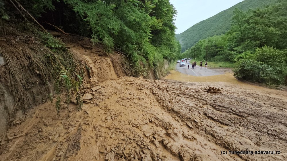 Torenții puternici au măturat zeci de așezări din Hunedoara. Ravagii după ploile de Sânziene VIDEO