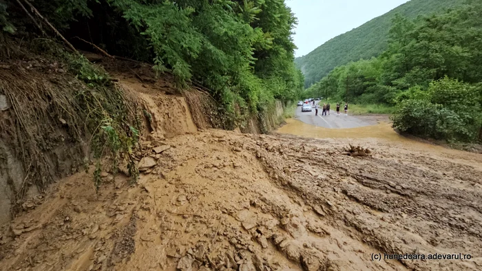 Inundații pe valea Cernei, la Toplița. Foto: Daniel Guță. ADEVĂRUL