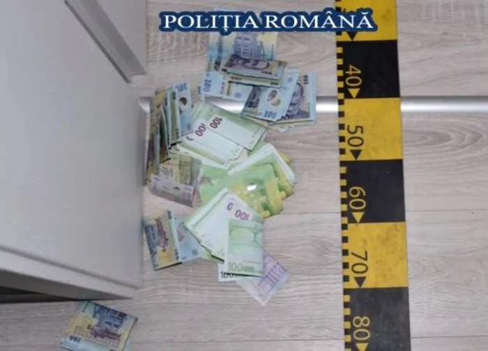 Bani descoperiţi la percheziţiile realizate de poliţişti. Foto captură video IPJ Alba