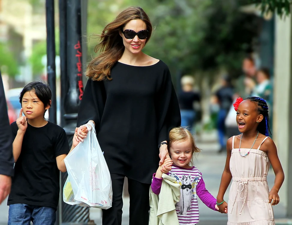 Angelina Jolie adoptă ţinute într-o singură culoare atunci când iese în public cu copiii, o regulă care simplifică viaţa unei mame aflată mereu pe fugă. FOTO Guliver splash news