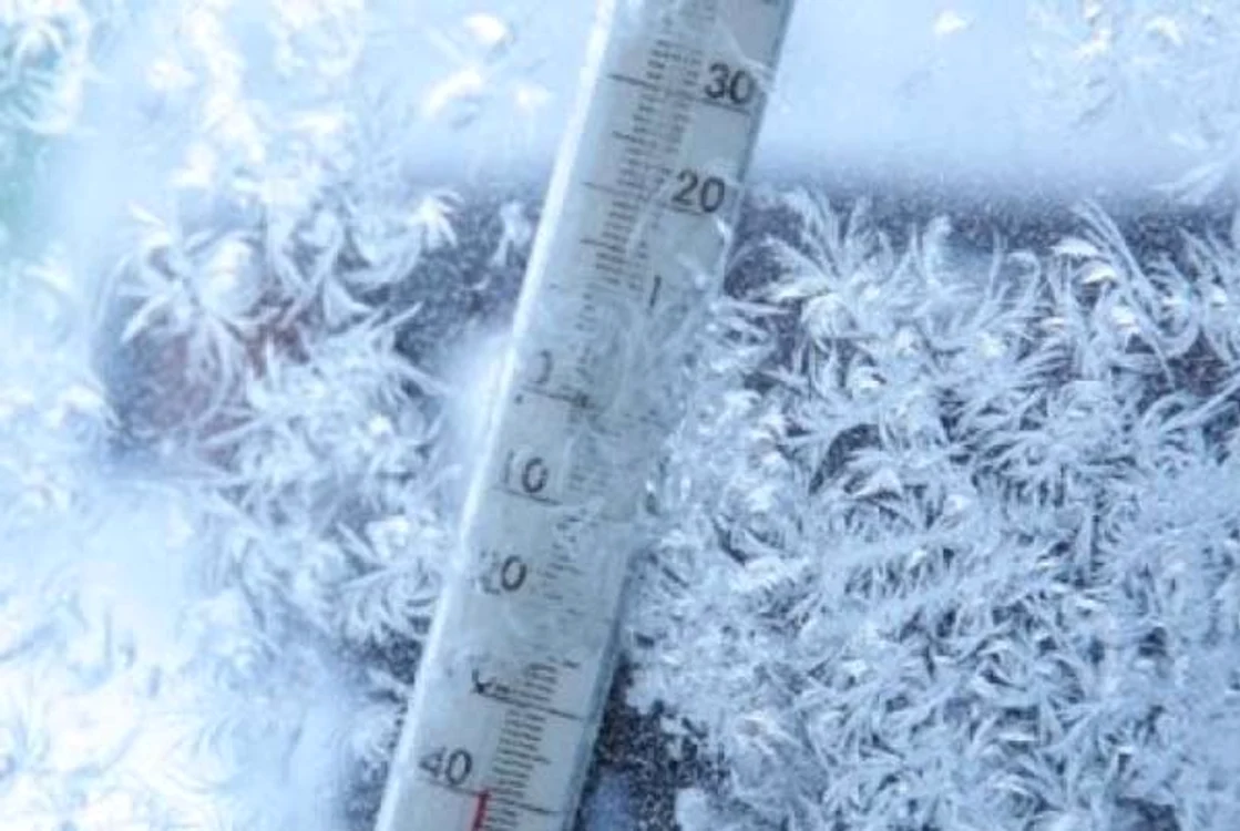 
    Deşi erau -33 de grade Celsius afară, fata a ieşit îmbrăcată sumar   