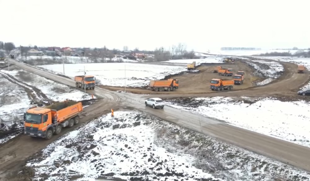 Lucrările la Autostrada Moldovei continuă și în condiții de iarnă. Stadiul în care se află cele trei loturi din sectorul Bacău - Pașcani