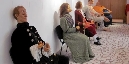 Oameni cu malformaţii din ceară