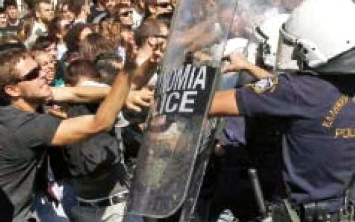 Fiecare măsură de austeritate este primită de greci cu proteste tot mai violente p Foto: reuters