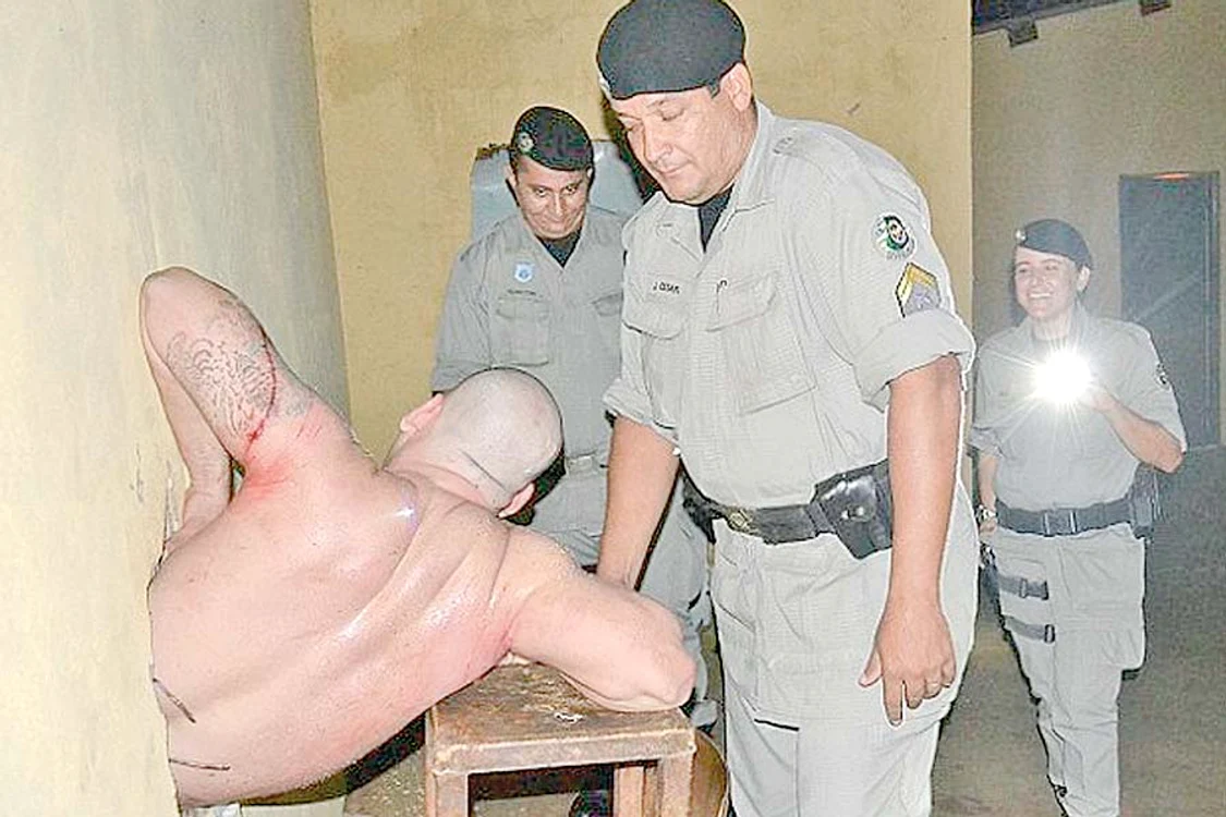 
    Nici gardienii nu se pot  abţine să nu râdă când îl văd  pe prizonier blocat în zid  