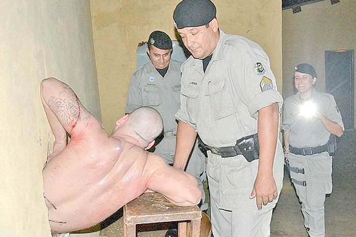 Nici gardienii nu se pot abţine să nu râdă când îl văd pe prizonier blocat în zid