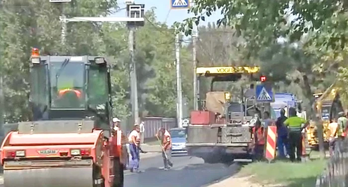 9 septembrie: Muncitorii au turnat asfaltul inclusiv peste canale