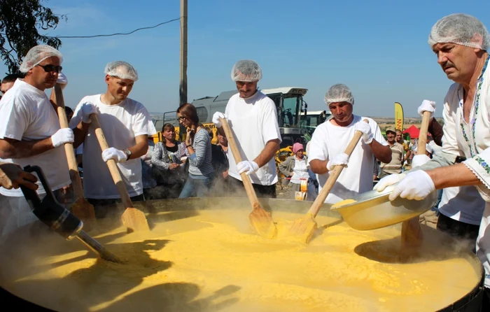 Cea mai mare mămăligă din lume au făcut-o, totuşi, basarabenii FOTO shock.md