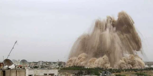 Un nor de praf se ridica in urma atacului Armatei Siriene de eliberare asupra punctului de control Al-Sahaba care este considerat poarta de acces la valea Al-Dayf din Maarat Al-Nouman provincia Idlib Siria FOTO Reuters
