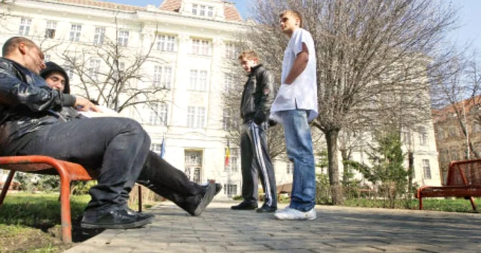 Studenţii de la Facultatea de Medicină din Timişoara susţin că, de cele mai multe ori, dau bani să treacă sesiunea