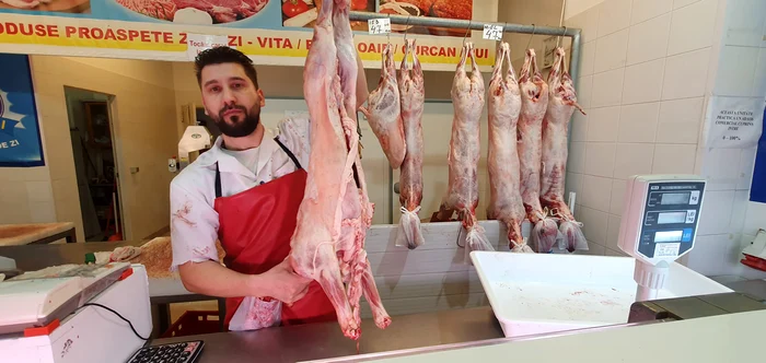 Vânzătorii se laudă cu carcase întregi. Foto: Adrian Popescu