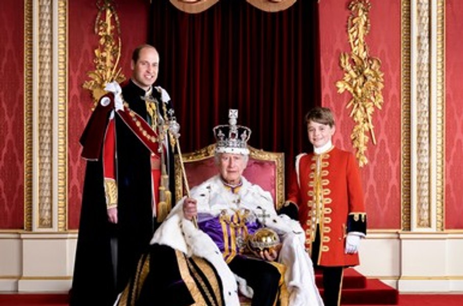 Fotografie istorică cu regele Charles, flancat de cei doi moștenitori, prințul William și prințul George