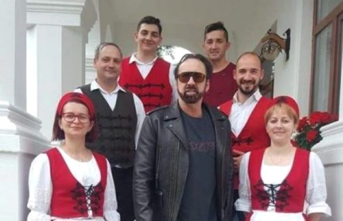 Nicolas Cage, împreună cu personalul pensiunii din Colţeşti
