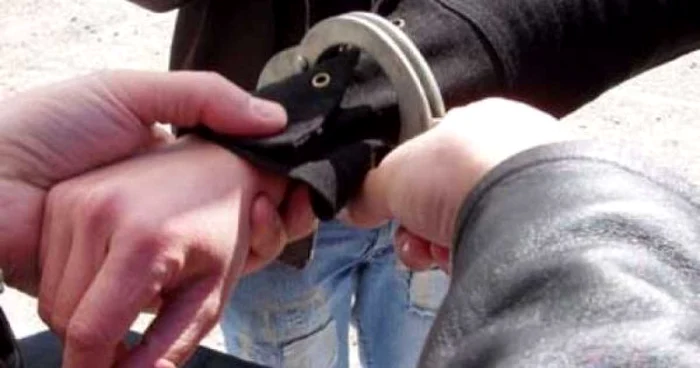 Polițistul a fost lovit în timp ce încătușa un urmărit general FOTO arhivă Adevărul