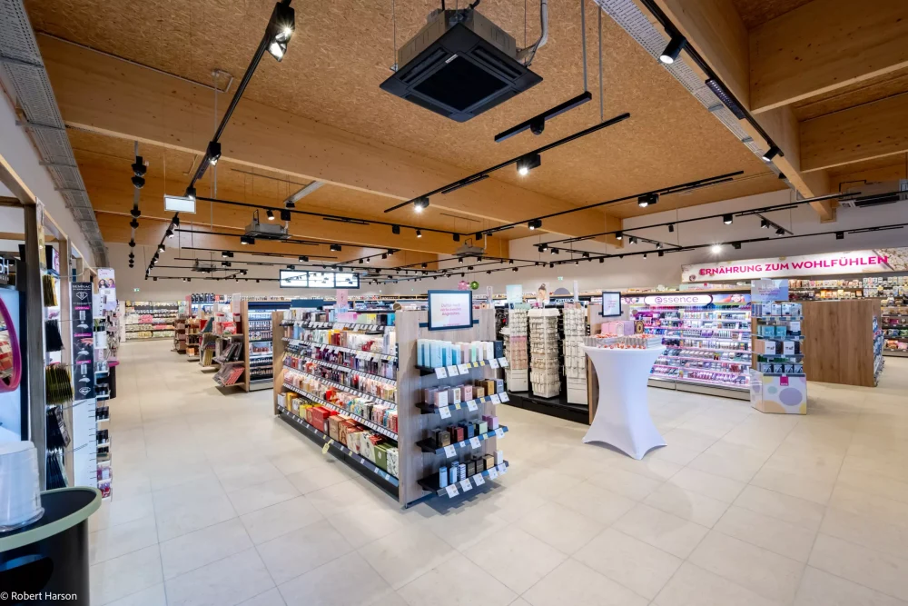 Un nou lanț de drogherii se lansează în România. Grupul german a deschis joi primul magazin