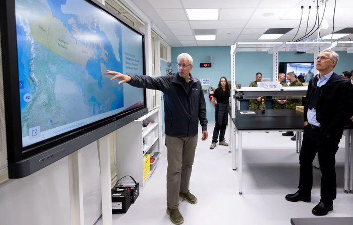Jens Stoltenberg la Stația de cercetare canadiană pentru arctica înaltă FOTO NATO