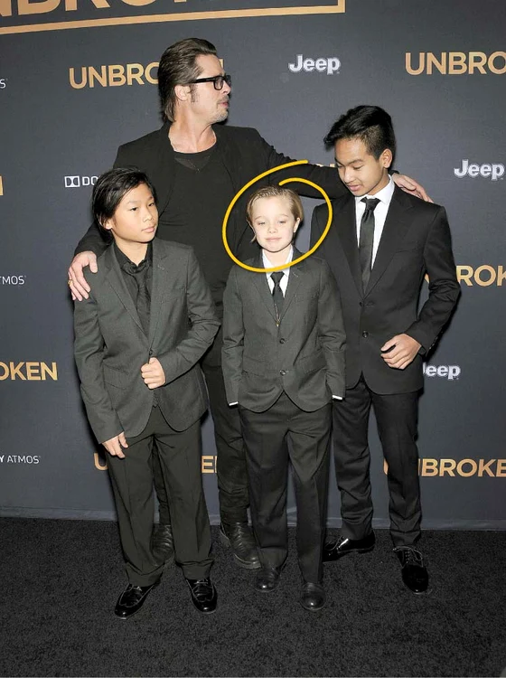 
    O ieşire în oraş, ca băieţii:  Brad (51 de ani), Pax (11 ani),  Shiloh (9 ani) şi Maddox (14 ani)Foto: Guliver/Splashnews  