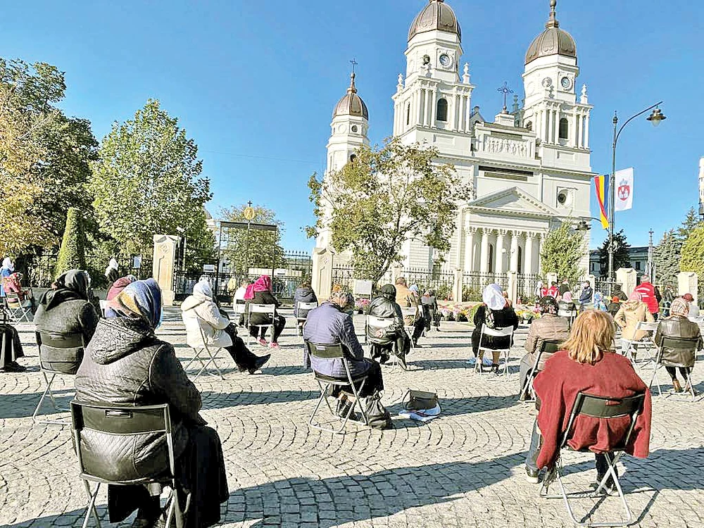Scaunele au fost ocupate de oameni în ordinea sosirii