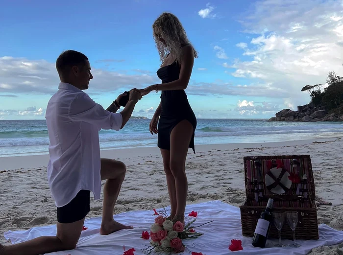 Alex Mățan a cerut-o pe Elena Livadaru de soție, pe o plajă în Seychelles. Sursa: Facebook