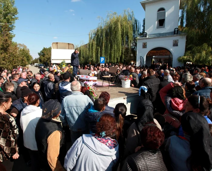 Tot satul a plâns victimele înmormântate marţi în satul Munteni Buzău
