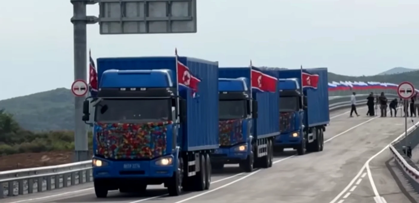 Primele camioane care au traversat nou pod. 