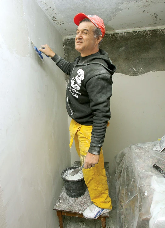 
    Becali ar fi putut fi zugrav  sau grădinar la  “Viitorul Constanţa“ (fotomontaj: click!)  
