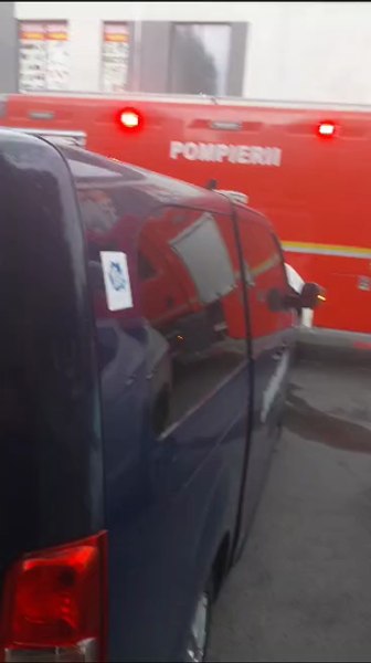 Doi jandarmi au intervenit la un incendiu care a izbucnit într-un bloc din Brăila: 15 persoane au fost evacuate VIDEO