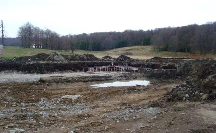 
    Constructie ilegala pe Muntele Semenic sub patronajul Consiliului Judetean condus de Sorin Frunzaverde  