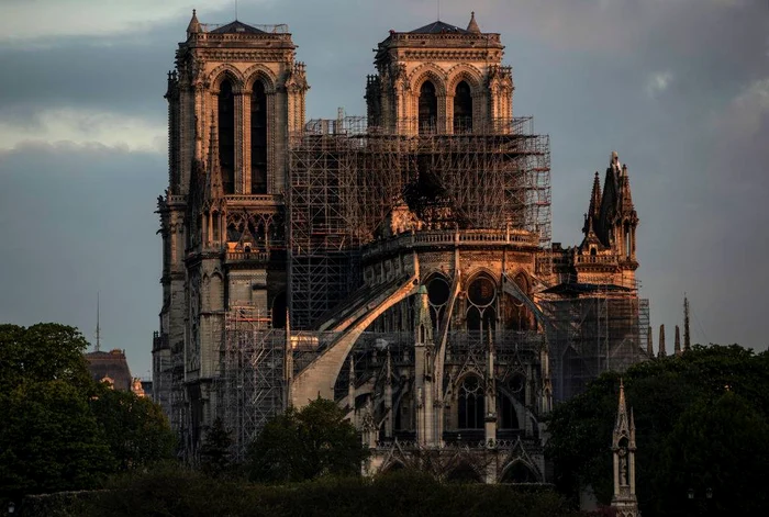 Catedrala Notre Dame a ars, iar acum se strâng bani pentru a fi reconstriotă