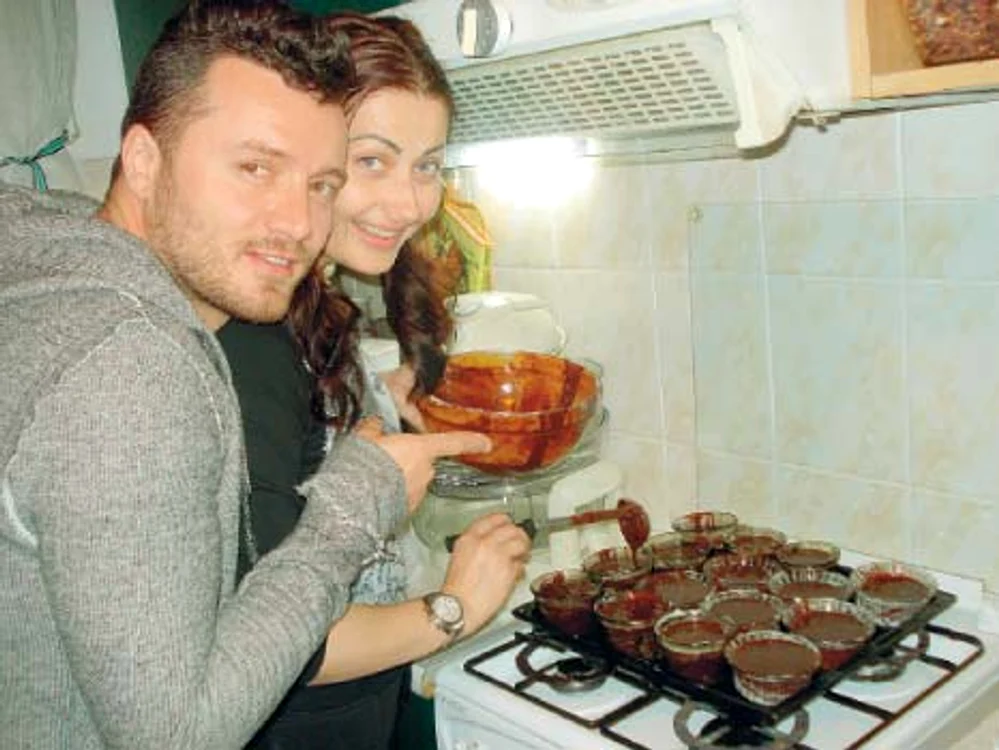 
    Gabriela Cristea și Tavi Clonda au gătit împreună brioșe  