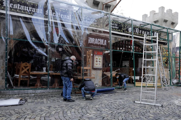 Proprietarii de restaurante speră că străzile din Centrul Vechi se vor anima de luni 