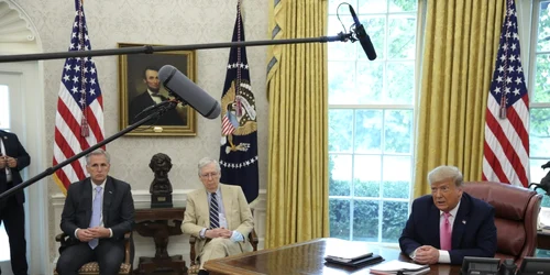 Donald Trump alături de Kevin McCarthy liderul minorităţii din Camera Reprezentanţilor şi Mitch McConnell liderul majorităţii republicane din Senat 20 iulie 2020 FOTO EPA-EFE/OLIVER CONTERAS / POOL