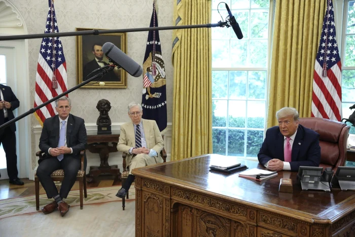 Donald Trump alături de Kevin McCarthy, liderul minorităţii din Camera Reprezentanţilor, şi Mitch McConnell, liderul majorităţii republicane din Senat 20 iulie 2020 FOTO EPA-EFE/OLIVER CONTERAS