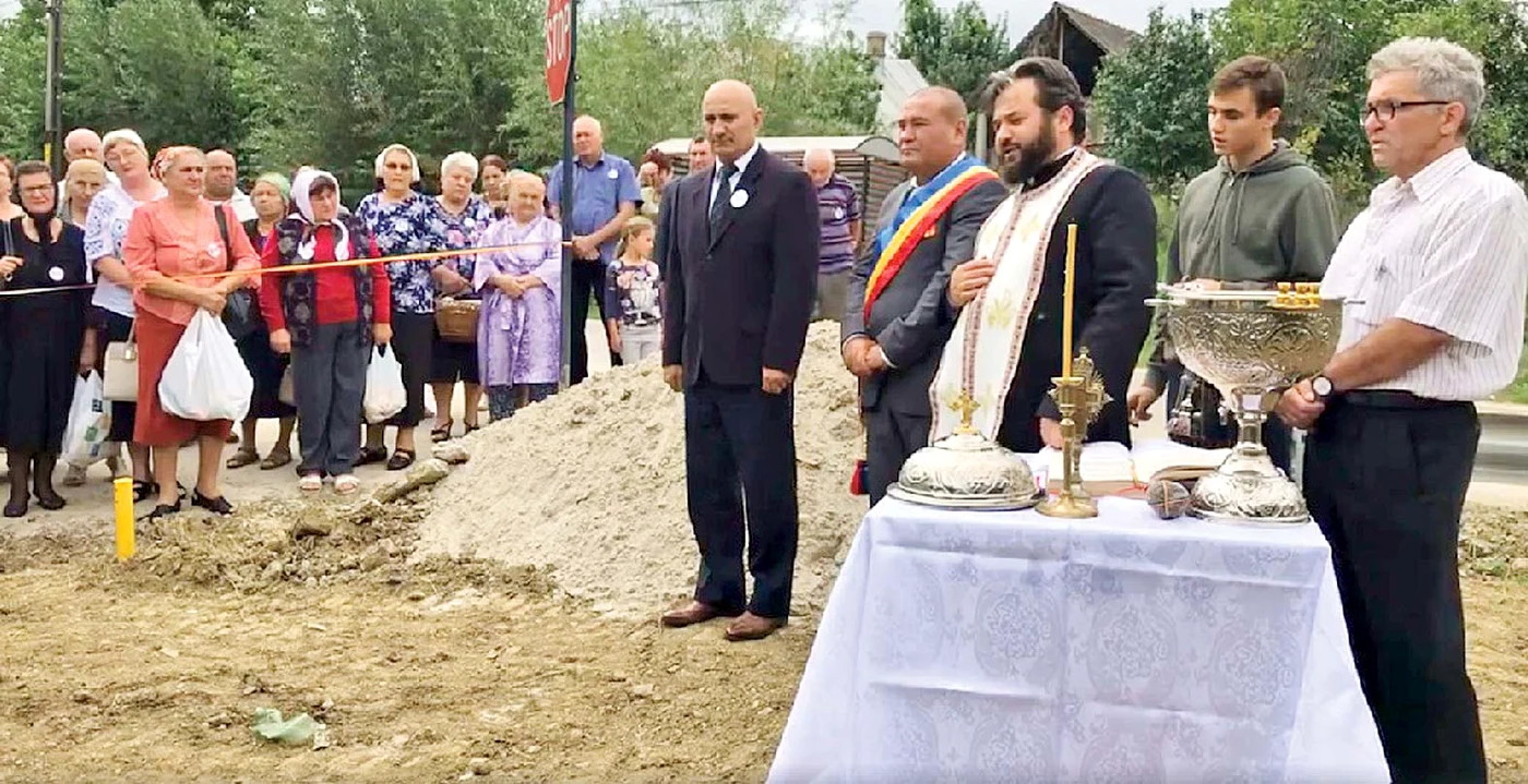 Edilul Ştefan Timofte şi preotul le-au ţinut cuvântări sătenilor