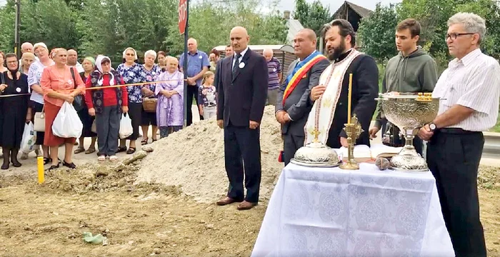 Edilul Ştefan Timofte şi preotul le-au ţinut cuvântări sătenilor