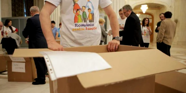 Coaltiţia pentru Familie depune la Parlamentul României cele trei milioane de semnături ale celor care sunt împotriva modificării Constituţiei în privinţa căsătoriei între persoane de acelaşi sex FOTO Inquam Photos / George Calin