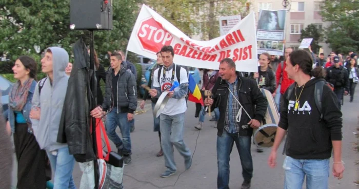 Sorin Belu, în tricou alb, a condus manifestaţiile de la Constanţa FOTO Sînziana Ionescu