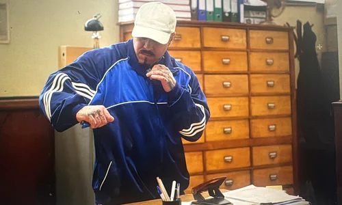  Alex Velea (41 de ani) cochetează cu actoria și se simte de minune în rolul polițistului Doru din Tătuțu’