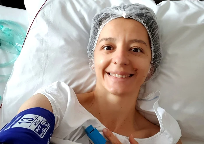 
    Ana-Maria Popescu Brânză își păstrează zâmbetul și pe patul de spitalFoto: Facebook/AnaMariaPopescuBrânzăOficial  