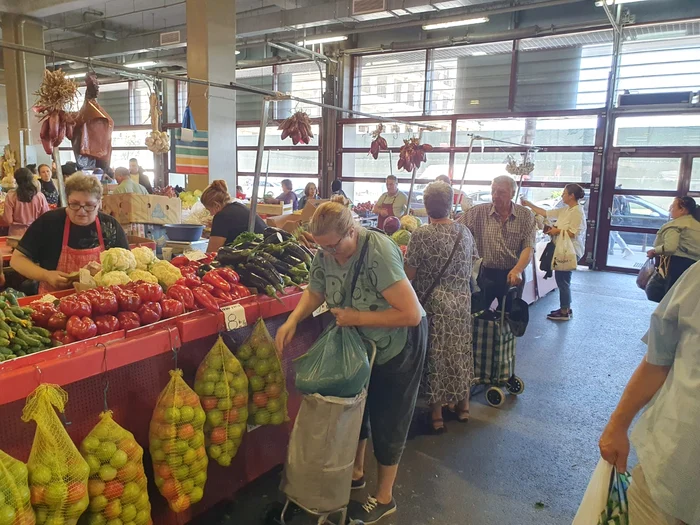 Piața Obor este în aceste zile  „patria legumelor”, iar  gospodinele colindă  tarabele